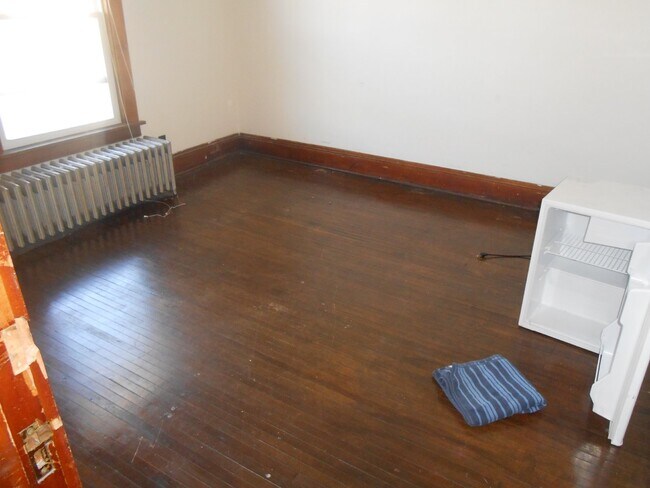 Building Photo - 4 Bed 2 Bath close to UWEC!