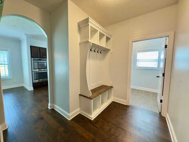 Building Photo - 532 Larkspur Dr
