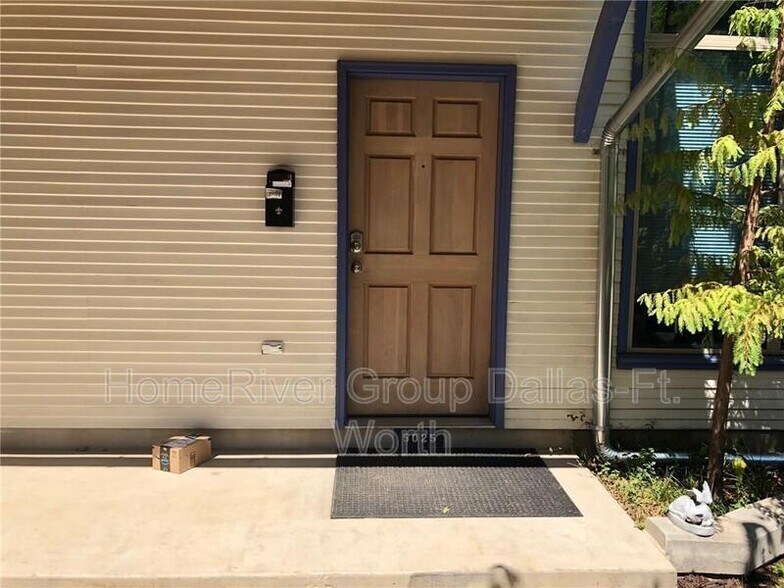 Building Photo - 5027 Manett St