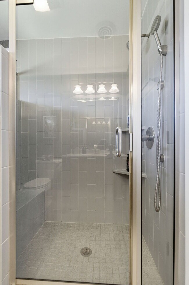 Building Photo - Charming 3-Bed Oasis with Scenic Waterfront Views and Pool 15 minutes from Downtown Nashville