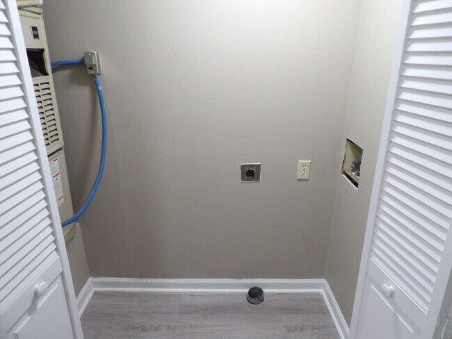 Building Photo - 244 Meadowview Dr