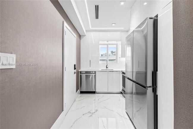 Building Photo - 10190 Collins Ave