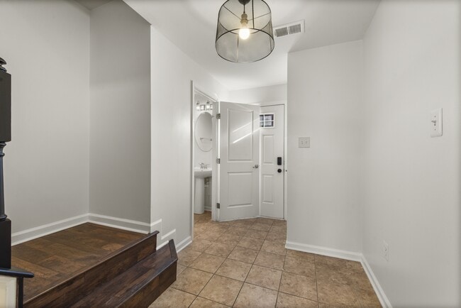 Building Photo - 712 White Walnut Ln