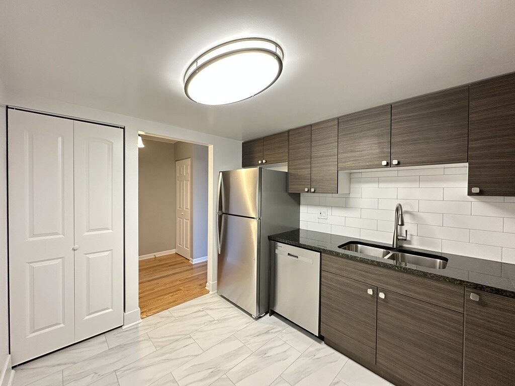 Building Photo - 525 N Quentin Rd