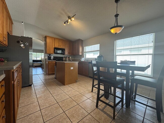 Building Photo - 4/2 in Gated Community near Tuskawilla Rd ~ Tile and Laminate Floors ~ Screened Patio ~  Communit...
