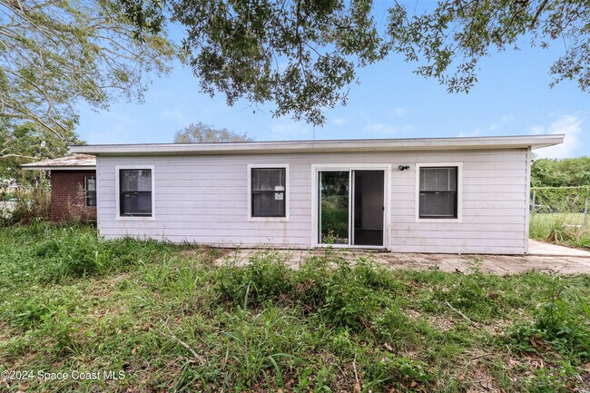 Building Photo - 822 Cody Ave