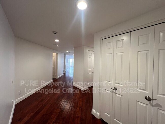 Building Photo - 512 Esplanade
