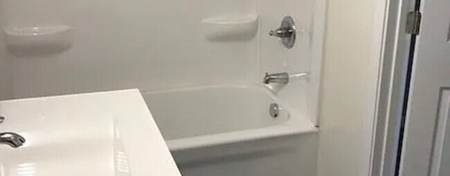 Building Photo - Available August 1, 2026 - 4BR 2BA next to Cascades Gold Course