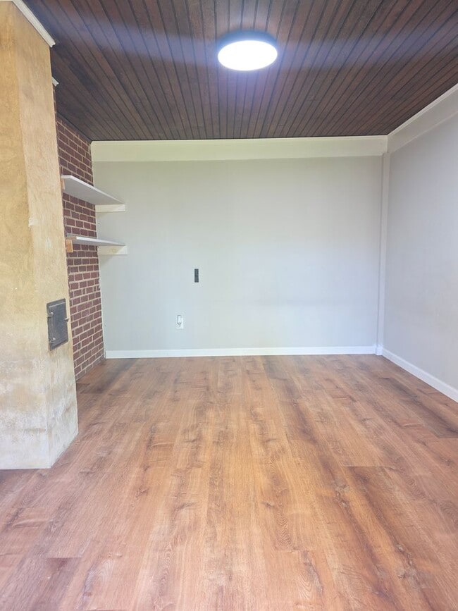 Building Photo - McDaniel Heights Single Family Home