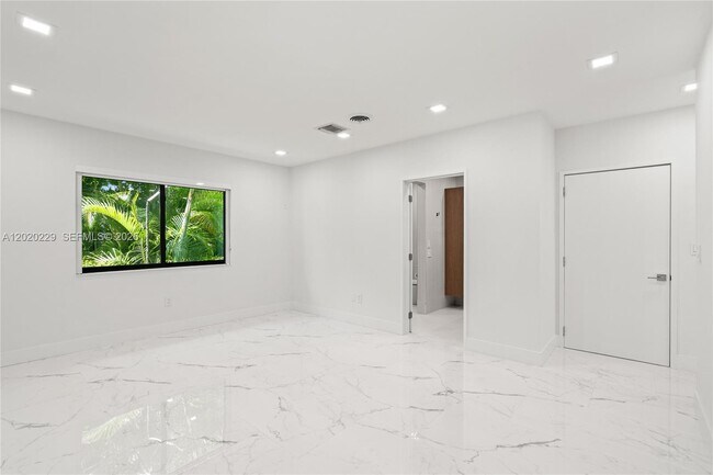 Building Photo - 112 E 1st Ct