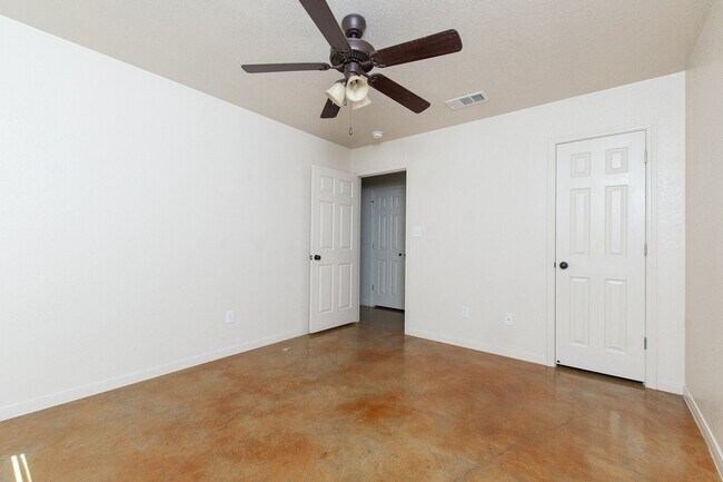 Building Photo - 613 Kendra Dr