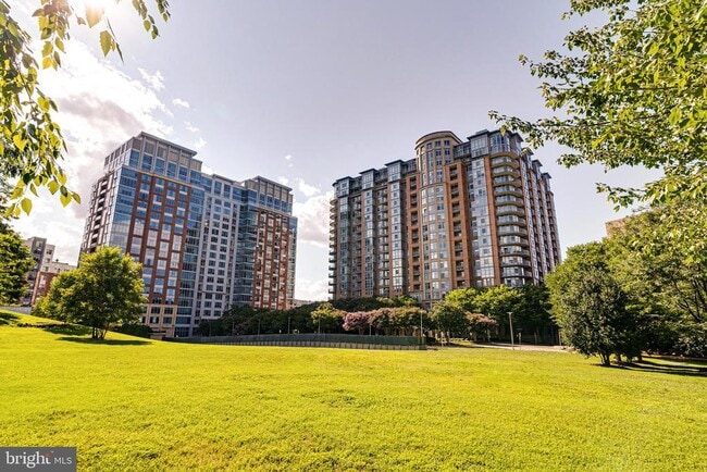 Building Photo - 8220 Crestwood Heights Dr