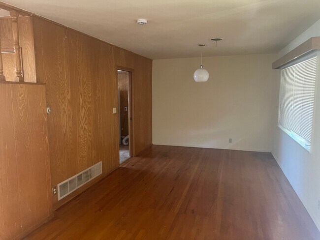 Building Photo - 645 S Marengo Ave