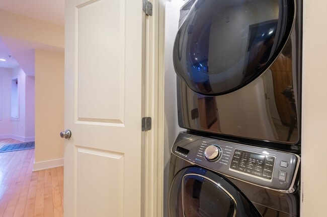 Building Photo - Lovely 1 BR + 1 Den/2 BA Condo in Mt Vernon Square!