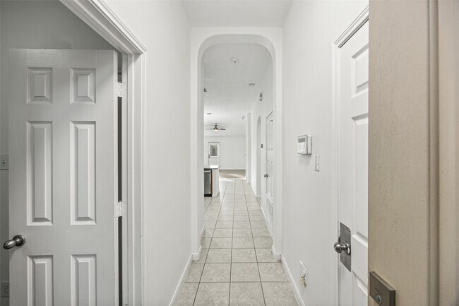 Building Photo - 5427 Stonegate Dr