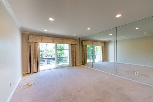 Building Photo - 3 Bedroom & 2 Bathroom