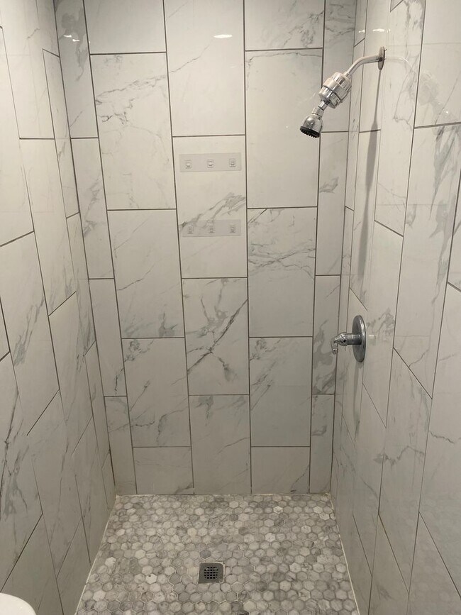 Building Photo - 1725 Monument St