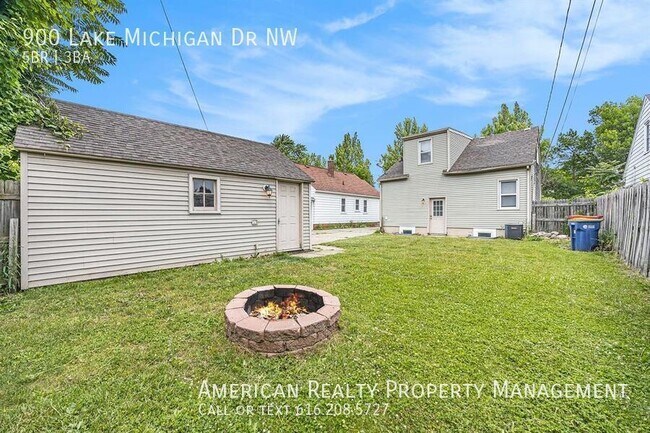 Building Photo - 900 Lake Michigan Dr NW