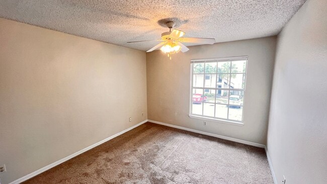 Building Photo - Available NOW! Charming 2 BD / 2 BA in Orl...