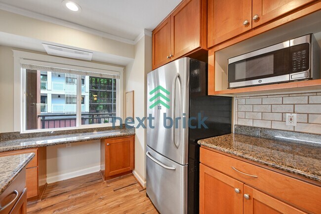 Building Photo - Bright & Remodeled Bellevue Condo | Steps to Downtown | Garage Included