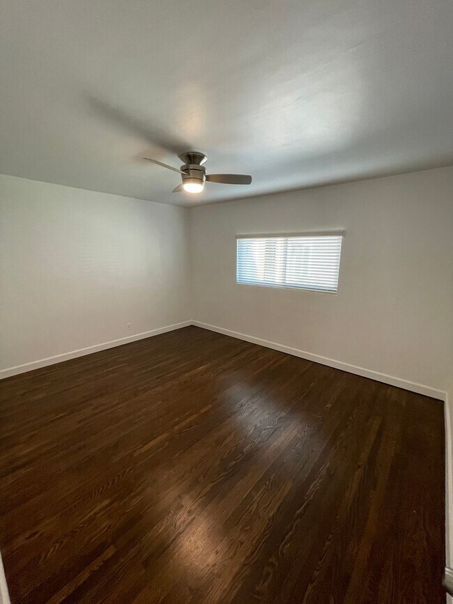 Building Photo - Remodeled 2BR in NoHo – Brand New Kitchen, 2 Parking Spaces, Walk to NoHo West Mall