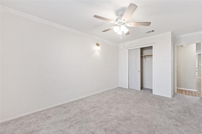 Building Photo - 210 Mesquite Cir