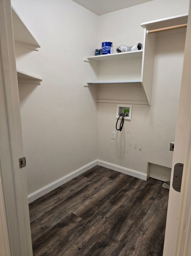 Building Photo - For Rent: 3 Bed, 2 Bath Home in Magic Vall...