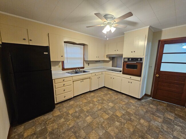 Building Photo - Beautiful 3 Bedroom Ranch in Central Manchester