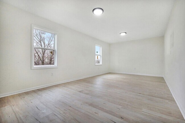Building Photo - Two Bedroom Two Bathroom House with office and upstairs bonus room!   Fenced Yard!  Dogs Welcome!