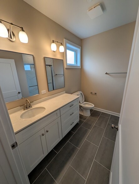 Building Photo - 1534 E 66th Pl