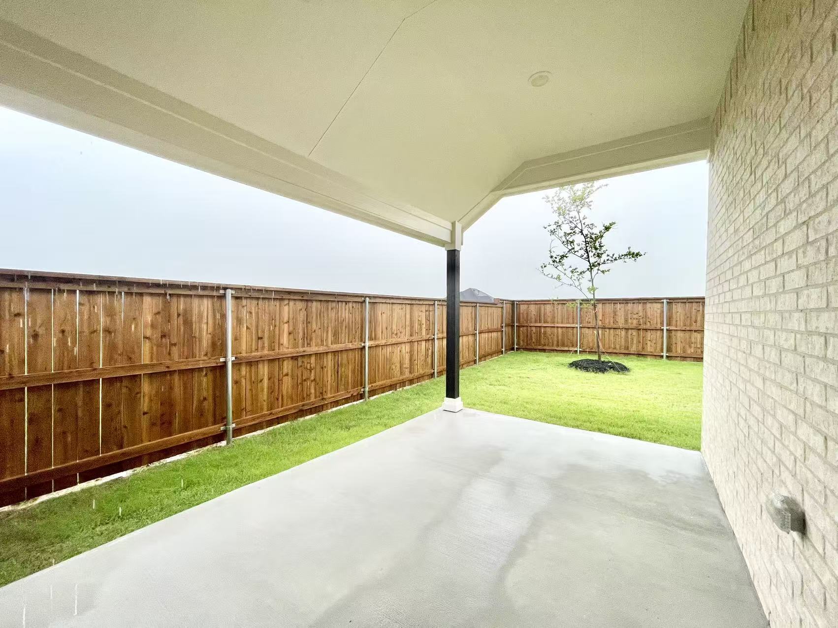 Building Photo - 16629 Freshwater Dr