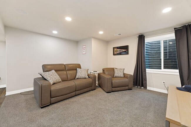 Building Photo - 2 Bed 3.5 Bath Townhome in Fort Collins!