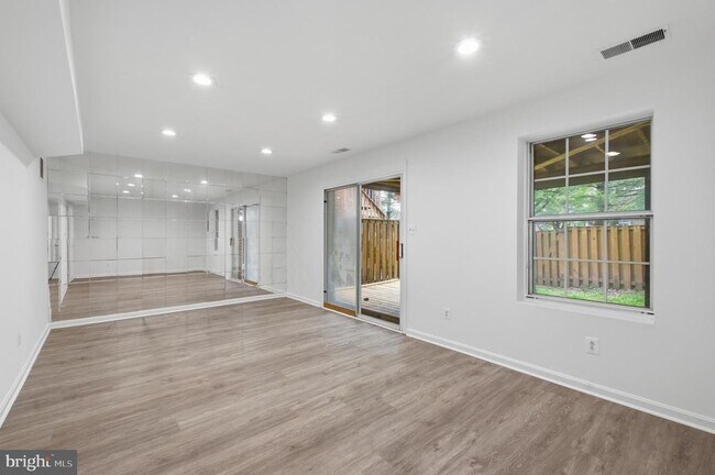 Building Photo - 46601 Carriage Ct