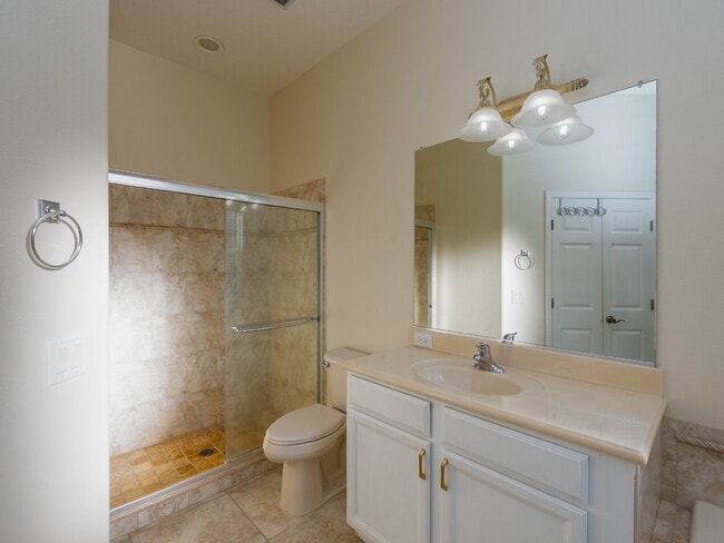 Building Photo - "Spacious 3-Bedroom Oasis with 2 Baths and 2,287 Sq Ft in Bradenton!"