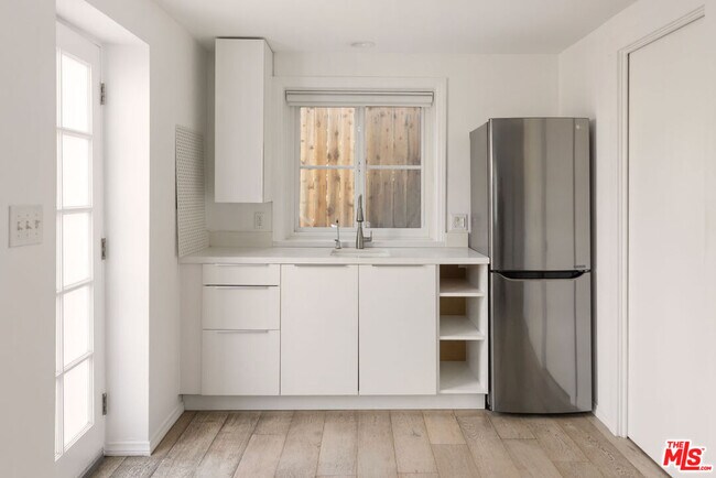 Building Photo - 150 Anita Dr