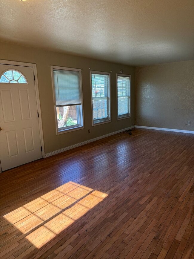 Building Photo - 3 bed, large yard