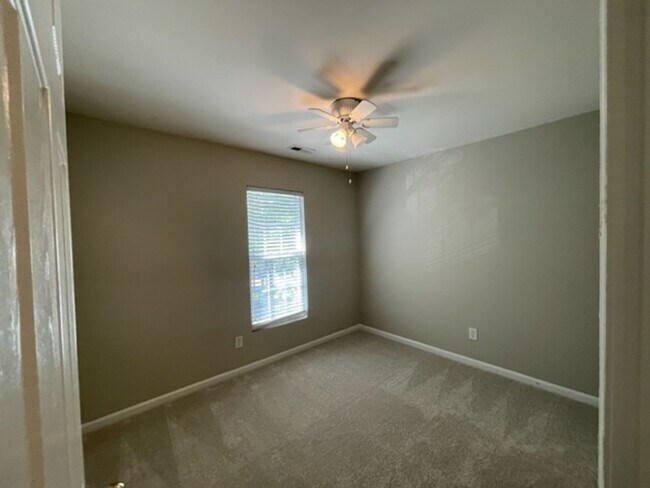 Building Photo - 804 Walnut Woods Dr