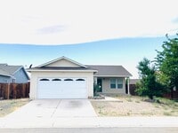 Building Photo - Charming 3 Bedroom