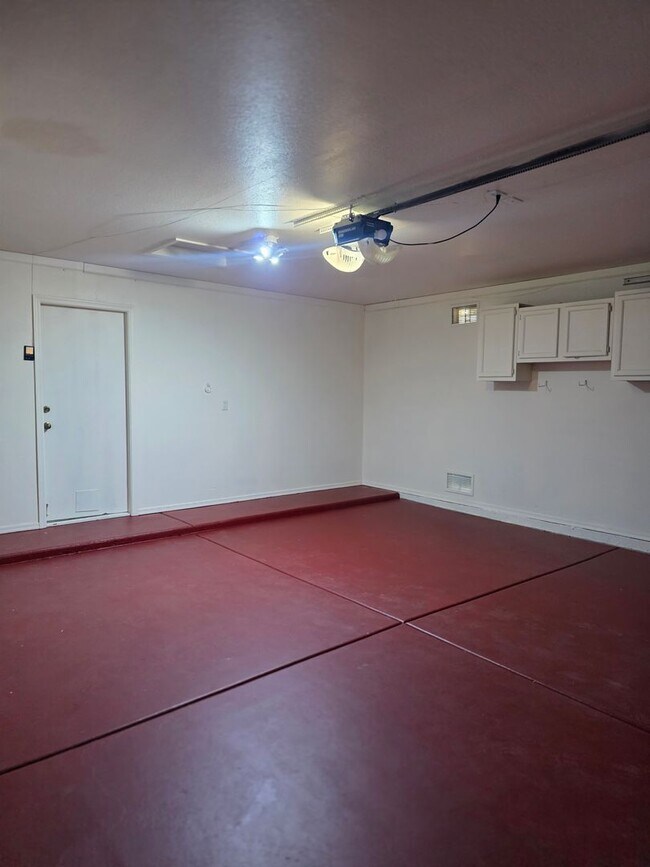 Building Photo - Beautiful 3BR 2BA Home w/ Private Pool • Pool + Covered Patio • Attached Garage in Phoenix