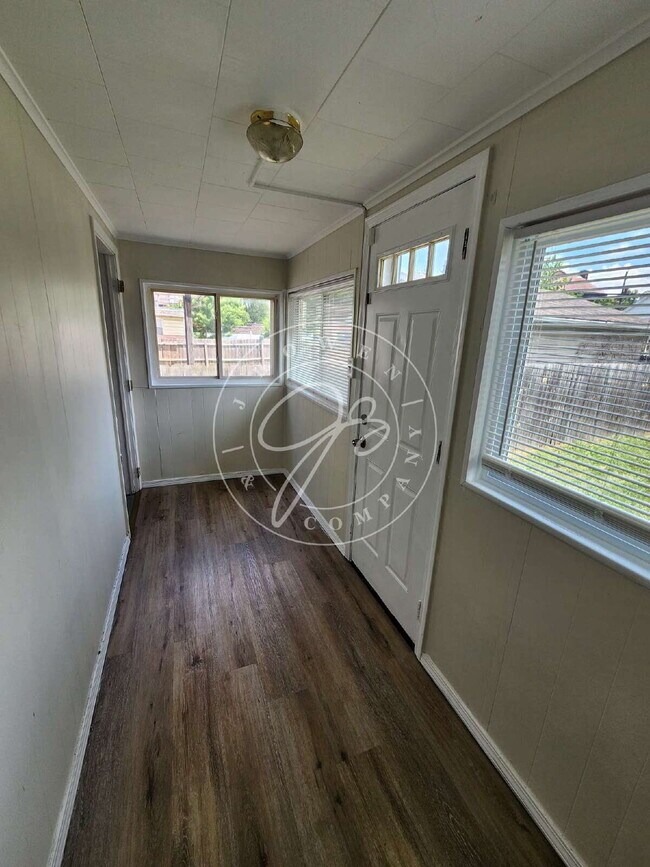 Building Photo - Adorable Updated 3 Bedroom Bungalow Near Downtown & Tony Packo's!