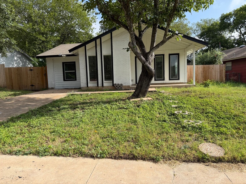 Building Photo - Room in House on Rockridge Dr