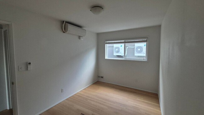 Building Photo - Amazing 2 Bedroom 1 Bath with View in NW P...