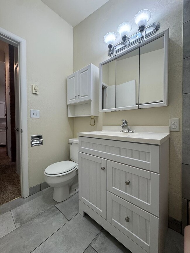 Building Photo - (HAR2) 2 Bedroom, 1 Bath Single Family Home