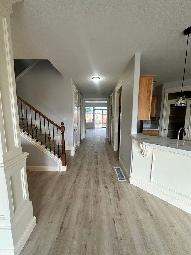 Building Photo - Beautiful 2 Story Town Home - Riverview Te...