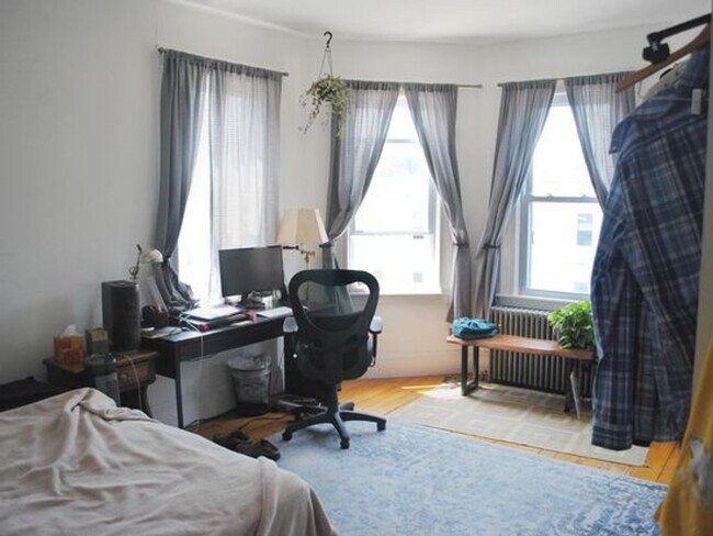 Building Photo - Huge 3 bed with in-unit laundry.