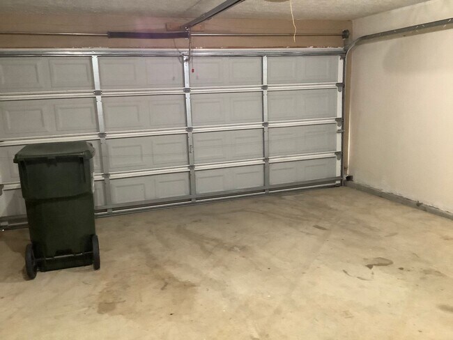 Building Photo - Bellevue - 3 bedrooms - 2 1/2 baths home