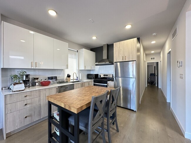 Building Photo - 908 N California Ave