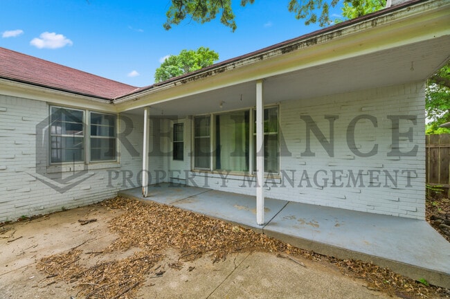 Building Photo - 1458 N Old Manor Rd