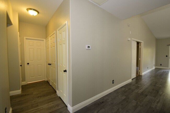 Building Photo - Live In The Heart Of Summerlin 2 Bed 2 Bat...