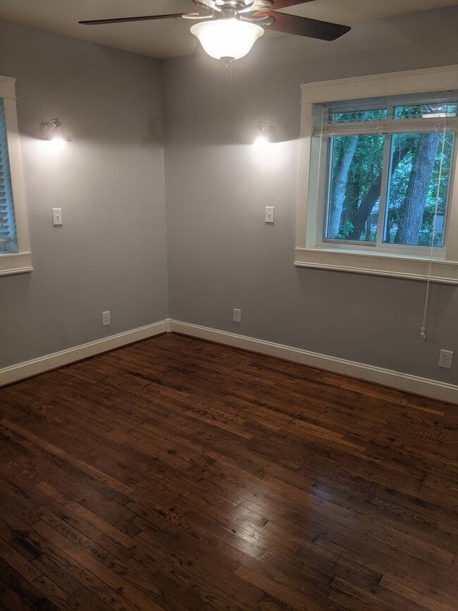 Building Photo - 105 W Longview St